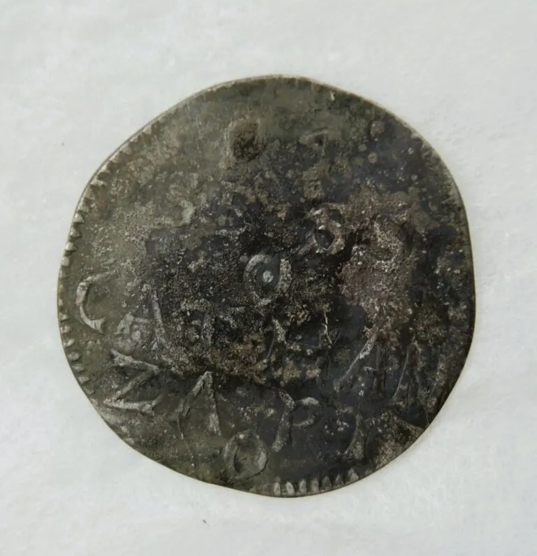 Stato di conservazione pre-restauro del Carlino d'argento del '500 coniato a Catanzaro.