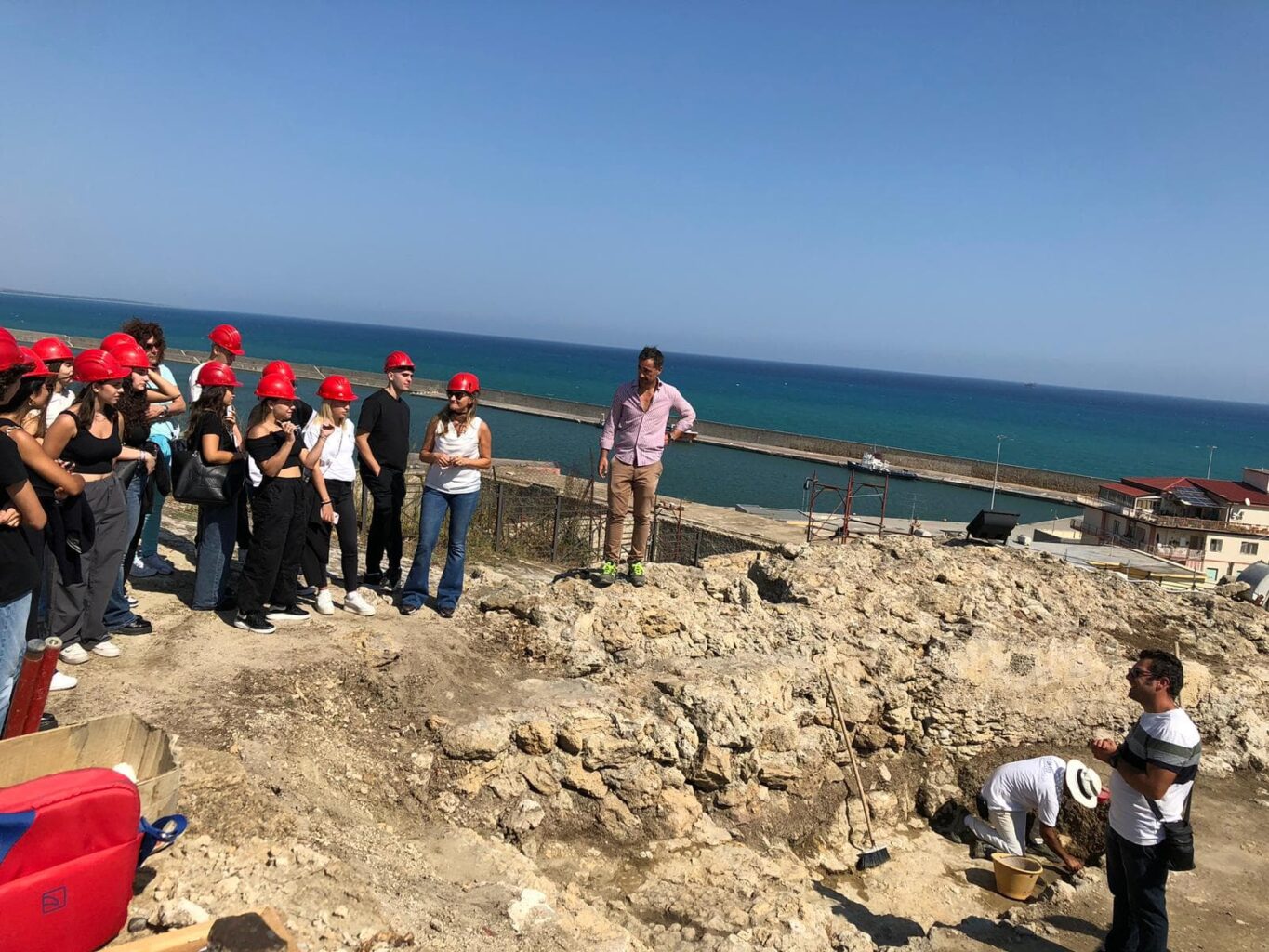 COMUNICATO STAMPA – GLI STUDENTI DEL LICEO PITAGORA IN VISITA AL CANTIERE DEL RESTAURO DEL BASTIONE SAN GIACOMO CASTELLO CARLO V IN CROTONE
