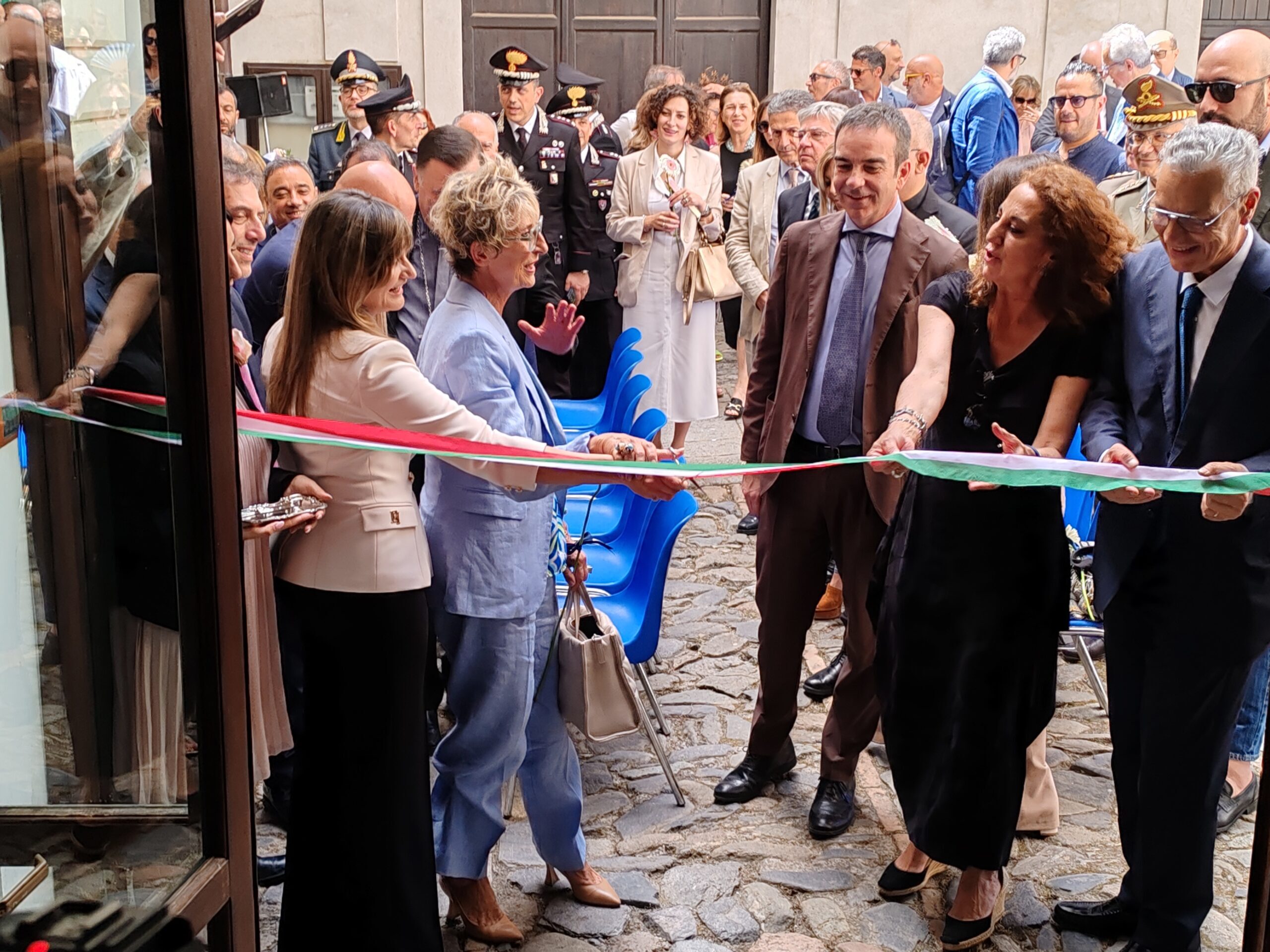 Taglio inaugurale del nastro