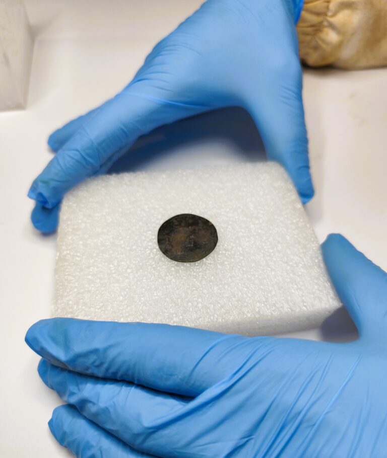 Inizio dei lavori di restauro del Carlino d'argento.